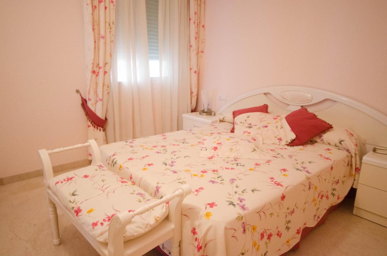 Aparment Neptuno- Located On The Promenade A Few Metres From The Beach. เอสเตโปนา ภายนอก รูปภาพ